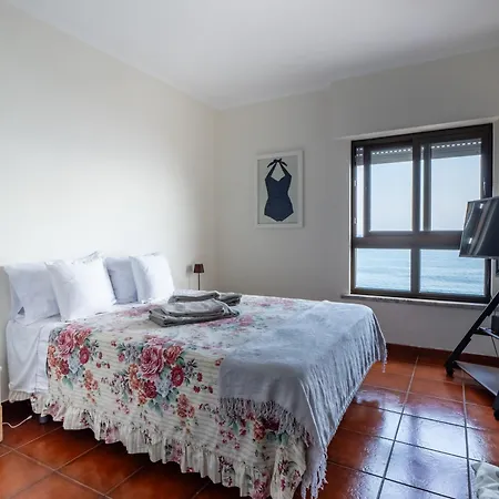 Regatta - Beachfront And Sea Views 아파트